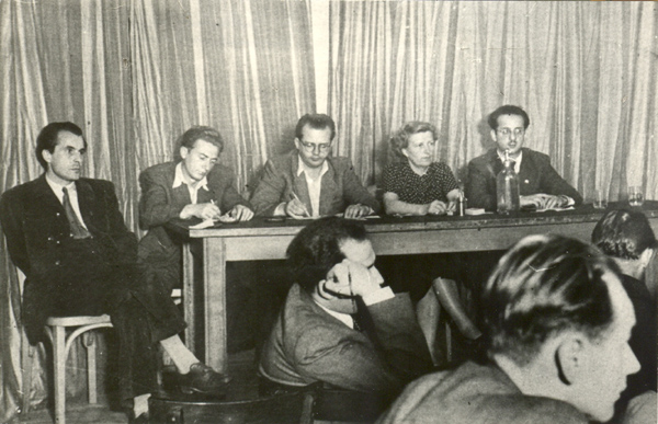 A Dunántúl szerkesztõi és munkatársai 1953-ban:  Csorba Gyõzõ, Pákolitz István és Szántó Tibor (a jobb szélen)